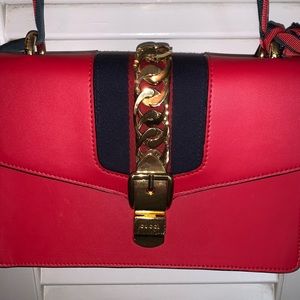 RED GUCCI HANDBAG WITH GOLD BUCKLE